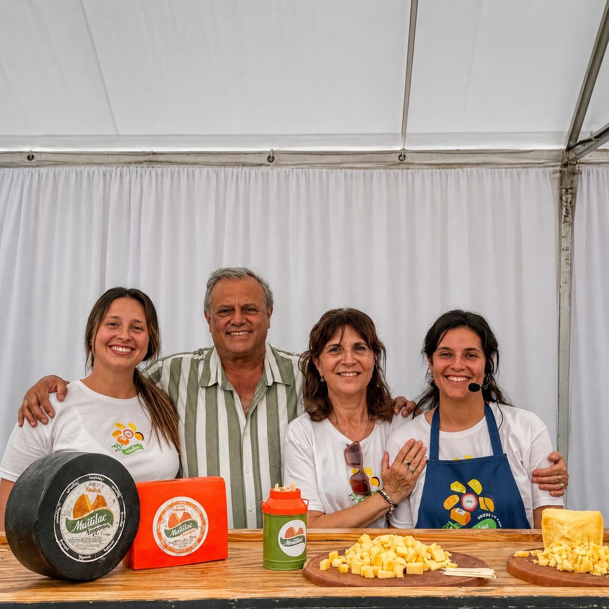 La familia Maitia en el stand de Maitilac